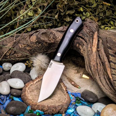 Cardinal - Black canvas Micarta - Natural canvas Liners - Aluminum pins